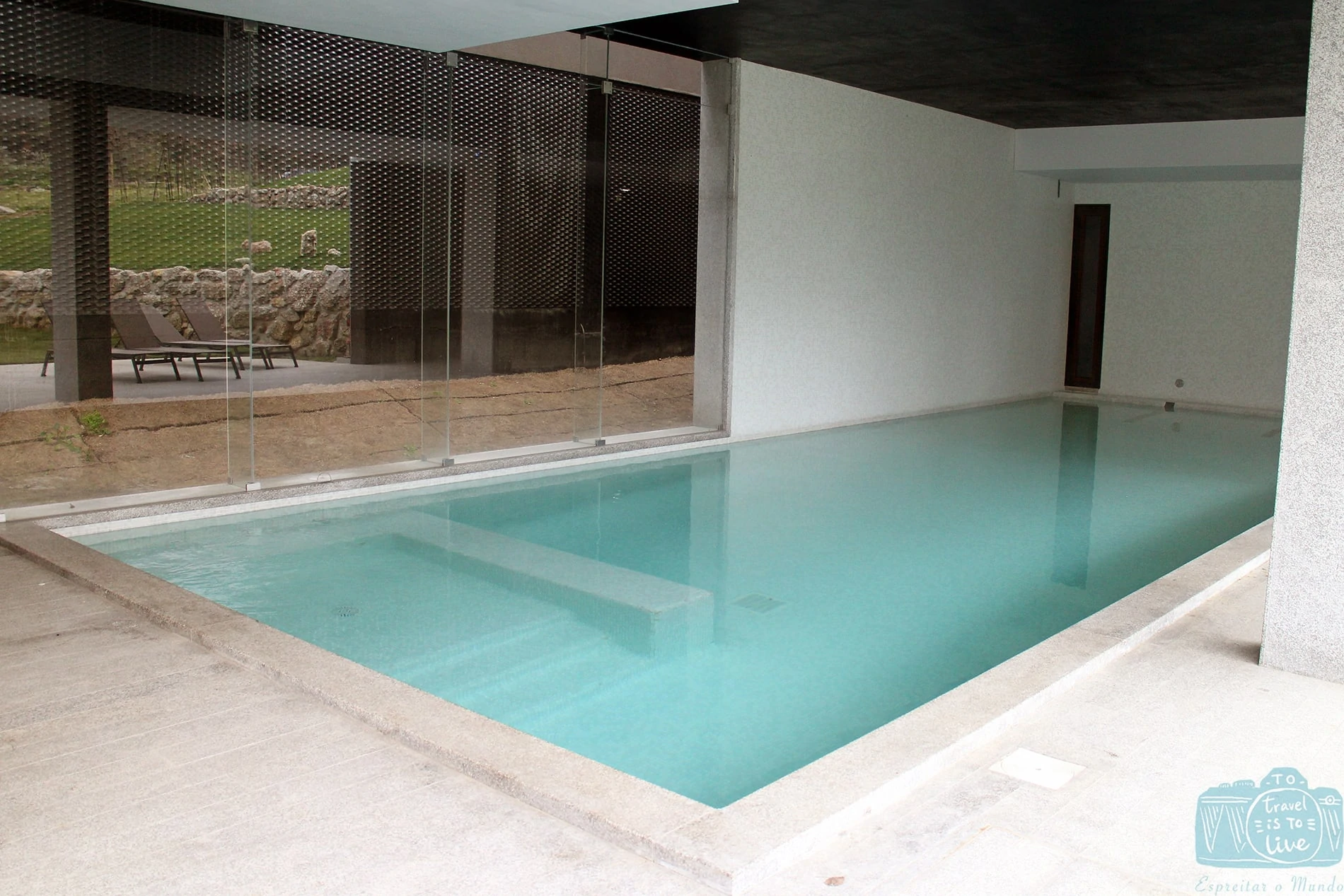 piscina semi coberta com água termal