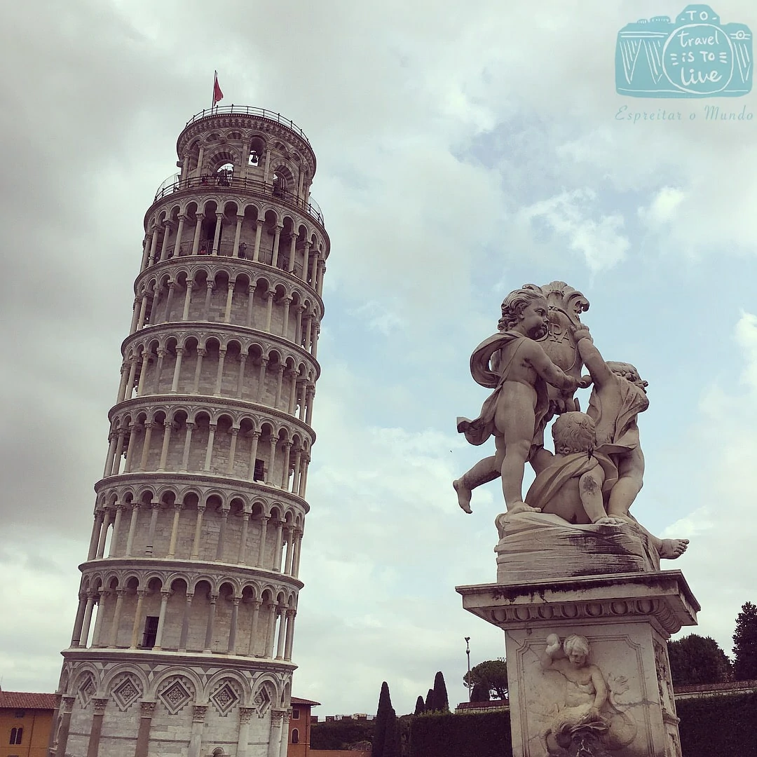 Torre de Pisa ou Torre Inclinada.