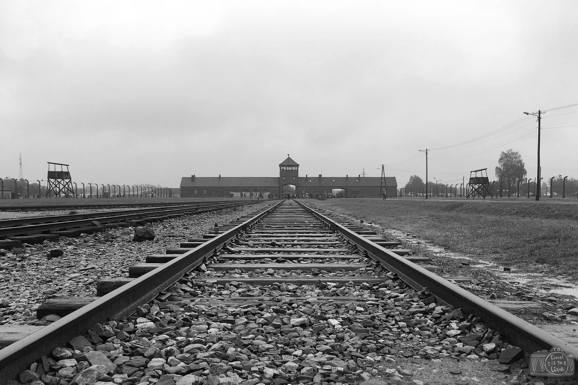 Carris e porta de entrada de Fornos em Auschwitz