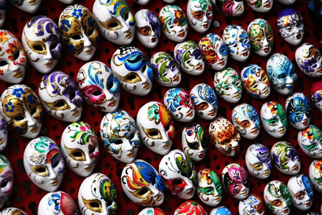 Máscaras coloridas de Veneza