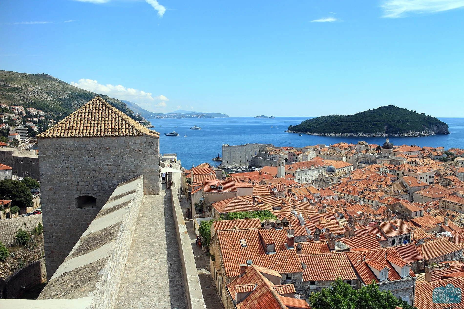 muralhas da cidade antiga com vista para o Mar Adriático