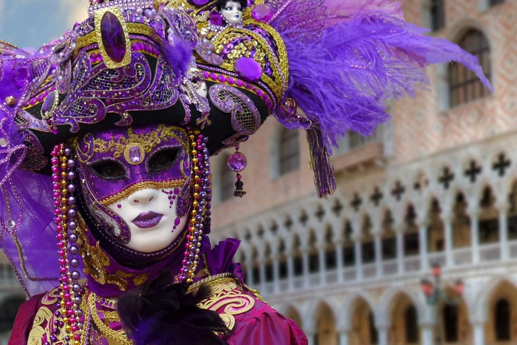 Máscara lilás no Carnaval de Veneza