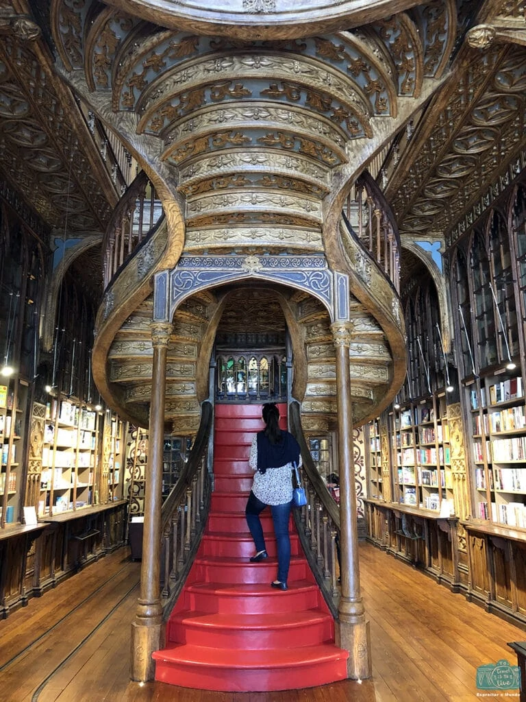 Escadaria vermelha da Livraria Lello